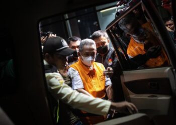 YANA Mulyana ditahan polis di kediamannya di Bandung Jumaat lalu.-AGENSI