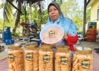 ROSNANIE Maliki menunjukkan kuih sarang tebuan yang dihasilkan di rumahnya di Taman Agropolitan Rantau Manis, Gua Musang, Kelantan. - UTUSAN/AIMUNI TUAN LAH