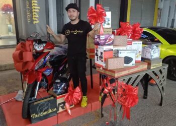 MOHD. Faizal Maklip bersama motosikal Modenas Kriss 110 (MR3) serta pelbagai barangan elektrik yang ditawarkan kepada pengunjung bertuah di Bazar Aidilfitri Mega Klebang, Melaka. - UTUSAN/AMRAN MULUP