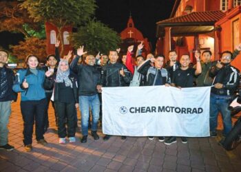 SEBAHAGIAN ahli-ahli penunggang motosikal bergambar pada Program Tunggangan Sahur Chear Motorrad di Melaka, baru-baru ini.