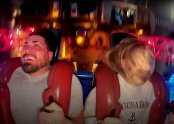 TANGKAP layar video menunjukkan James Durham kehilangan gigi palsunya ketika menaiki roller coaster. - AGENSI