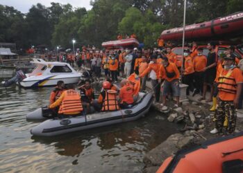 PASUKAN penyelamat melakukan operasi mencari serta menyelamat mangsa perahu terbalik di Boyolali, Jawa Tengah, Indonesia. - AGENSI