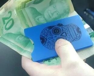 PENDUDUK diberi petunjuk untuk mencari bungkusan mengandungi wang tunai. - FACEBOOK