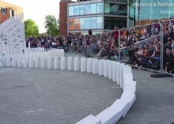 DOMINO konkrit itu tumbang dalam masa 30 minit. - AGENSI