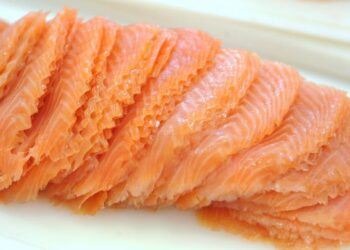 PENGAMBILAN ikan yang kaya minyak omega 3 seperti salmon mampu mencegah jerawat. - AFP