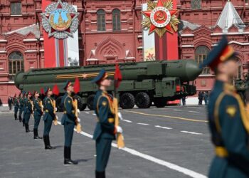 PELANCAR peluru berpandu balistik antara benua Yars dipamerkan dalam perarakan tentera Hari Kemenangan di Dataran Merah, tengah Moscow, Russia. - AFP  