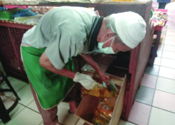 PENGGUNA di Pulau Pinang terus berdelan kesukaran mendapatkan bekalan minyak masak peket satu kilogram apabila banyak kedai runcit kehabisan bekalan itu selain hanya mahu menjual sepeket untuk seorang pelanggan.