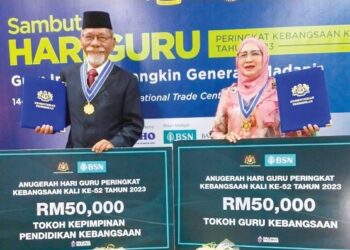 MAZLAN Mohamad (kiri) dan Nuinda Alias dipilih sebagai Tokoh Kepemimpinan Pendidikan Kebangsaan dan Tokoh Guru Kebangsaan 2023 pada Majlis Sambutan Hari Guru Peringkat Kebangsaan Ke-52 di MITC, Ayer Keroh. – UTUSAN/MUHAMMAD SHAHIZAM TAZALI