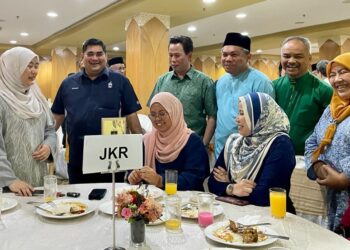 SHAHELMEY Yahya (tiga kiri) beramah mesra dengan kakitangan JKR pada majlis sambutan Hari Raya Aidilfitri Sektor Lebuhraya Pan Borneo di Kota Kinabalu hari ini.