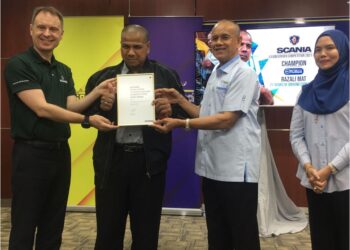 THOR Brenden (kiri) menyerahkan Sijil Pengiktirafan Pertandingan A Good Driver Scania 2021-2022 kepada Che Ibrahim Che Ismail di Kota Bharu, Kelantan. – UTUSAN/ROSMIZAN RESDI