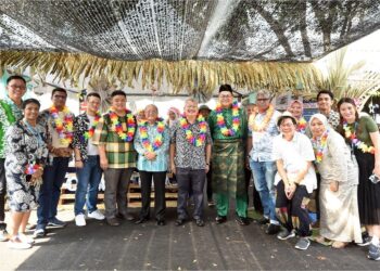 PENGARAH Urusan Kumpulan MMC Corporation, Tan Sri Che Khalib Mohamad Noh dan Azman Shah Mohd. Yusof pada Rumah Terbuka Hari Raya Northport bertema ESG, Jumaat lalu.