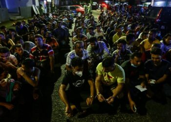 SEBAHAGIAN PATI yang berjaya ditahan oleh anggota Jabatan Imigresen Malaysia dalam satu operasi penguatkuasaan Ops Sapu di sebuah flat di Jalan Abraham, Kuala Lumpur. -UTUSAN/AFIQ RAZALI