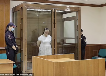 DARIA SHAVELKINA ketika dibicarakan di mahkamah di Moscow. – AGENSI