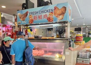 GERAI menjual ayam kampung dan ayam hitam di Pasar Tiong Bahru, Singapura. – CNA