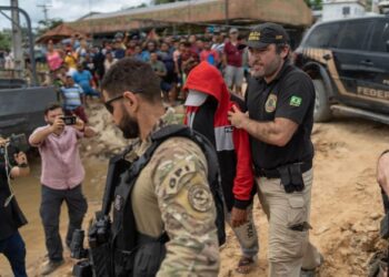 POLIS Brazil membawa suspek Amarildo da Costa de Oliveira menaiki bot ke sebuah tapak pencarian di Atalaia do Norte, Amazonas, Brazil. - AFP