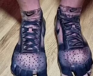 TATU kasut jenama Nike yang dicacah pada kaki salah seorang pelanggan. – JAM PRESS