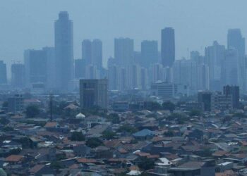 PEMANDANGAN di bandar Jakarta yang mencatatkan kualiti udara tidak sihat pada Khamis.- TRIBUNNEWS