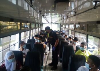 NAZLI Md. Taib memeriksa aplikasi MySejahtera seorang pekerja asing dalam Op Patuh Covid-19 JPJ Selangor di Seksyen 25, Shah Alam, Selangor hari ini. - UTUSAN / MOHAMAD NAUFAL MOHAMAD IDRIS