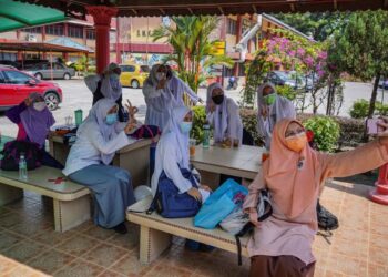 Penularan wabak Covid-19 menjejaskan kualiti lepasan persekolahan dan graduan universiti. – UTUSAN/AMIR KHALID