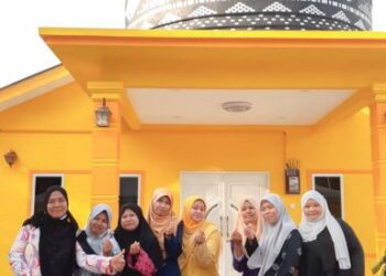 ORANG ramai bergambar di depan rumah dengan replika tanjak di atas bumbung dikenali Astana Tanjak di Labu Kubong, Chenderong Balai dekat Pasir Salak, Perak. - UTUSAN/AIN SAFRE BIDIN