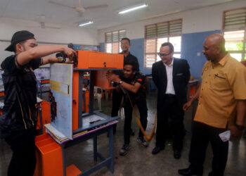 MOHAMMAD Sabarullah Shaik Ismail (kanan) dan Timelow Jauk (dua dari kanan) melihat kerja-kerja pemasangan SnET 2.0 di Sekolah Kebangsaan Seri Permai, Jalan Tengah, Pulau Pinang. – UTUSAN/IQBAL HAMDAN