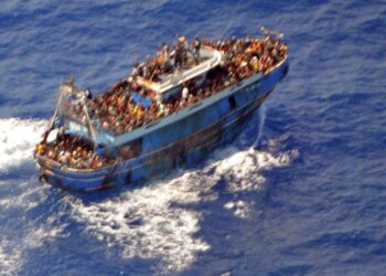 GAMBAR yang diedarkan oleh Pengawal Pantai Hellenic menunjukkan keadaan bot pendatang sebelum karam berhampiran bahagian terdalam Laut Mediterranean, di Greece.-AGENSI