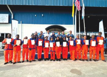 SITI Yusnita Mohamad Yusof (baris belakang, tengah) dan Mohd. Norlisam Mohd. Nordin (baris belakang, tiga kanan) bersama penerima sijil pekerja contoh syarikat SWM Environment sempena sambutan Hari Pekerja Pembersihan di Seremban. – UTUSAN/ZAKKINA WATI AHMAD TARMIZI