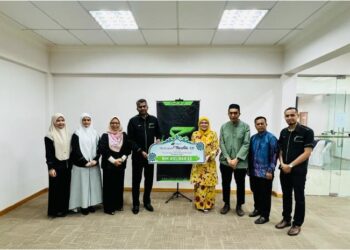MOHAMED Ameen Abdul Wahab menyerahkan sumbangan TH kepada  Saidatul Badru Tun Said Keruak.