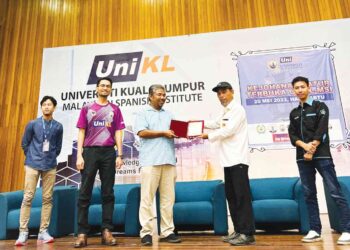 KETUA Kampus/Dekan UniKL-MSI, Dr. Mohd Nizam Ahmad menyampaikan cendera hati kepada Presiden Percasi Aceh, Teuku Ardiansyah sempena kejohanan catur terbuka UniKL-MSI di Kulim, Kedah.