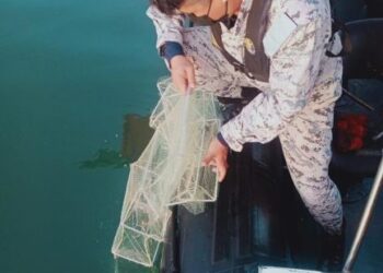 ANGGOTA Maritim mengangkat bubu naga yang ditemukan di sekitar perairan Pulau Talang, Segari dekat Lumut semalam. - UTUSAN