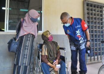 ISMAIL Abd. Muttalib (kanan) meninjau dan menyantuni penerima vaksin Covid-19 pada program MOVAK di Kampung Pesagi di Maran, Pahang. - UTUSAN/SALEHUDIN MAT RASAD