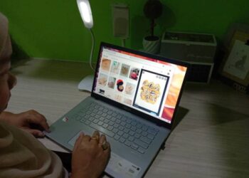 GOLONGAN wanita mula merancang menggunakan wang i-Citra untuk membeli barang kemas termasuk yang diiklankan menerusi pelbagai platform media sosial dan portal e-dagang. - GAMBAR HIASAN