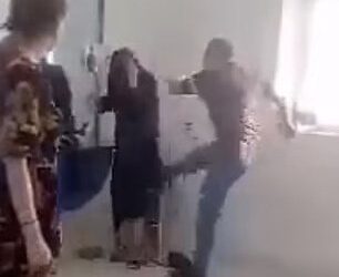 TANGKAP layar video menunjukkan seorang lelaki menumbuk dan menendang isterinya di hadapan pelanggan lain di salon kecantikan di Turkmenistan. - AGENSI