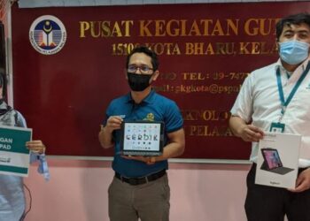 ANTARA penerima peranti sumbangan Petronas menerusi program Cerdik bagi memudahkan mereka mengikuti sesi PdPR dibuat oleh sekolah masing-masing. - Ihsan Petronas