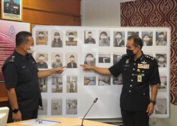 ABDUL MAJID. Mohd. Ali (kanan) menunjukkan gambar wanita warga asing yang ditahan dalam tiga serbuan berasingan Op Noda masing-masing di Jalan Limbongan, Klebang Kechil dan Taman Melaka Raya, Melaka. - UTUSAN/DIYANATUL ATIQAH ZAKARYA