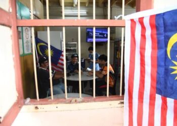 KEHARMONIAN masyarakat pelbagai kaum dapat disaksikan di Kedai Kopi Tai Tong yang menjadi tumpuan di Jalan Sekolah Derma, Kangar, Perlis. - UTUSAN/IZLIZAN OTHMAN