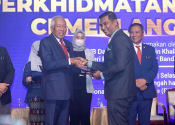 MAHDZIR Khalid menyampaikan Anugerah Perkhidmatan Cemerlang kepada penerima pada Majlis APC MARA 2021 di Putrajaya. - UTUSAN/FAISOL MUSTAFA