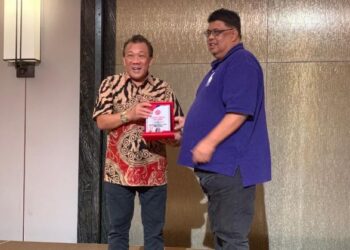 BUNG Moktar Radin (kiri) menerima cenderamata daripada Abd Rauf Yusoh (kanan) semasa program Retreat UMNO Melaka di Kota Kinabalu semalam.