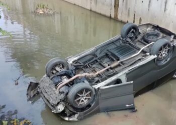 KERETA Toyota Alphard yang menggelongsor dan terhumban lalu terbalik di Sungai Betong mengakibatkan seorang bayi perempuan cedera di bandar Jerantut di Jerantut, Pahang.  - FOTO /IHSAN BBP JERANTUT