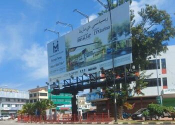 KEADAAN bandar raya Kuantan yang masih kurang meriah dengan pengibaran Jalur Gemilang oleh premis-premis menjelang sambutan Hari Kebangsaan yang ke-65. -  UTUSAN/ DIANA SURYA ABD WAHAB