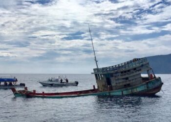 SEBUAH bot nelayan Vietnam yang dilupuskan dan dijadikan tukun tiruan di perairan Pulau Bidong, Kuala Nerus, Terengganu, hari ini. - UTUSAN/TENGKU DANISH BAHRI TENGKU YUSOFF