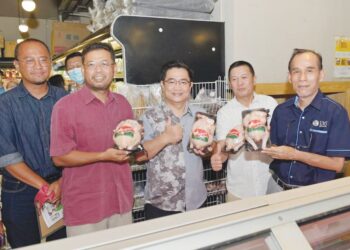 MAJLIS pelancaran produk A-yamli, ayam pedaging premium keluaran UMS di Penampang, Sabah, Ahad lalu.