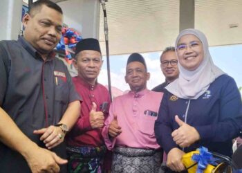 AZULITA Salim (kanan) mengisi petrol sebagai gimik perasmian stesen minyak Petron PPK Chetok Pasir Mas, Kelantan-UTUSAN/ ROHANA ISMAIL.