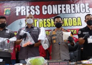 PIHAK polis menunjukkan bahan bukti dadah yang berjaya dirampas di Jakarta Timur, semalam. – DETIK.COM