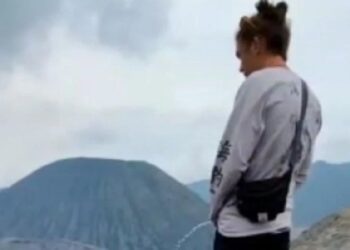 TANGKAP layar imej pelancong lelaki yang membuang air kecil di Gunung Bromo, Jawa Timur. -COCONUTS