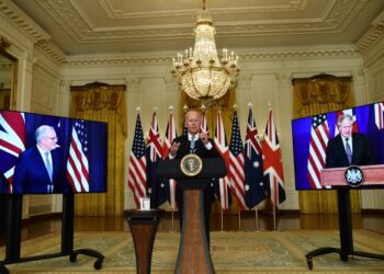 JOE BIDEN mengumumkan pakatan AUKUS secara maya bersama Boris Johnson dan Scott Morrison di Washington, baru-baru ini. – AFP