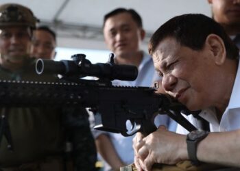 RODRIGO Duterte tidak akan tunduk kepada badan dunia dalam kempennya memerangi dadah di Filipina.– AFP