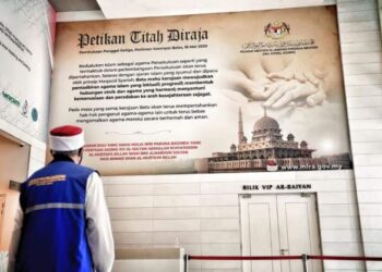 ZULKIFLI Mohamad Al-Bakri merenung petikan titah Diraja yang digantung di pejabatnya di Putrajaya.
