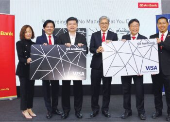 KETUA Pegawai Eksekutif Kumpulan, Kumpulan AmBank, Datuk Sulaiman Mohd. Tahir (tiga dari kanan), Aaron Loo (dua dari kanan) dan Pengurus Negara, Visa Malaysia, Nk Kong Boon (tiga, kiri) pada majlis melancarkan kad kredit baharu AmBank Visa di Kuala Lumpur, kelmarin.