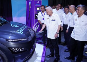 ISMAIL Sabri Yaakob mencuba peralatan mengecas kenderaan elektrik GENTARI selepas pelancaran kemudahan itu di Kuala Lumpur, kelmarin. Turut hadir, Menteri Kewangan, Tengku Datuk Seri Zafrul Tengku Abdul Aziz; Pengerusi Petronas, Tan Sri Mohd. Bakke Salleh (dua dari kanan) dan Tengku Muhammad Taufik Tengku Aziz (empat dari kanan). – UTUSAN/FAUZI BAHARUDIN